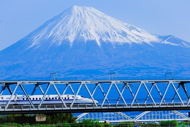 新幹線と山