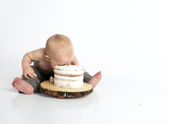 ケーキを食べる赤ちゃん