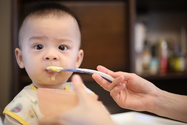ご飯を食べる赤ちゃん